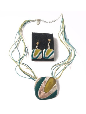 Necklace set with earrings like new