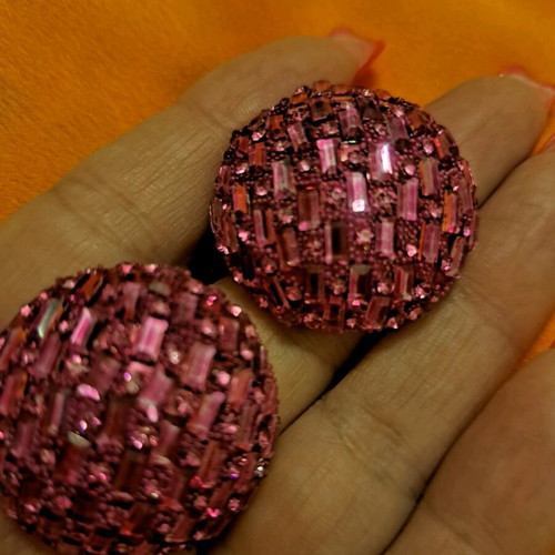 Earrings with fuchsia rhinestones new, light and impressive