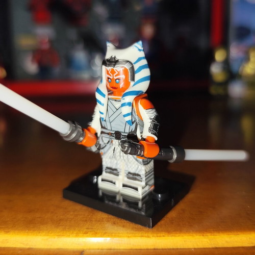 Φιγούρα Ahsoka Tano White Robes σαν καινούργιο με βάση και δύο lightsabers