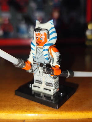Φιγούρα Ahsoka Tano White Robes σαν καινούργιο με βάση και δύο lightsabers