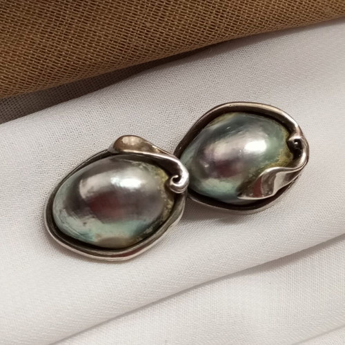 Silver 925 earrings with Nautilus shell pearly in excellent condition