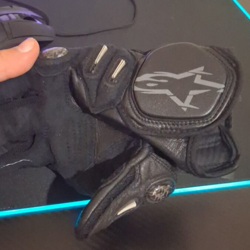 Dragster Carbon Black gloves used, ideal for bike and motorcycle