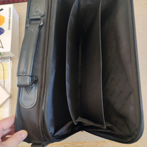 Targus laptop bag like new with multiple compartments
