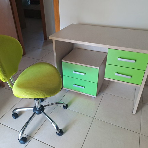 Complete children's bedroom set like new with bed, mattress, desk, chair