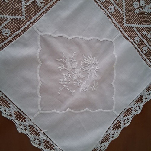 White embroidered tablecloth with lace 0.85×0.85 cm used