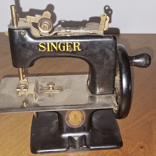 Singer commemorative children's sewing machine for 200 years
