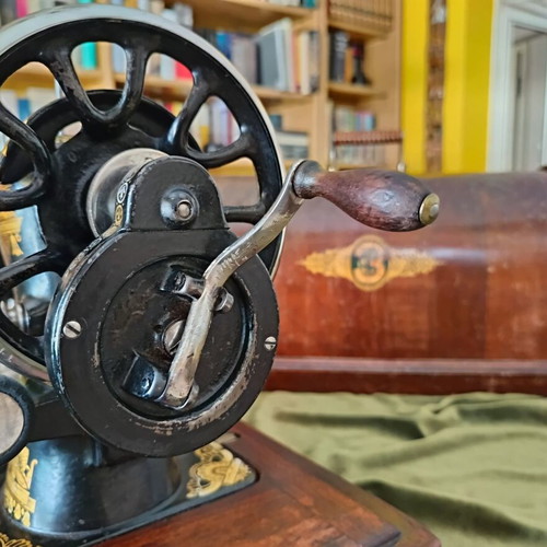 Singer Antique Sewing Machine used, 120 years old, collectible