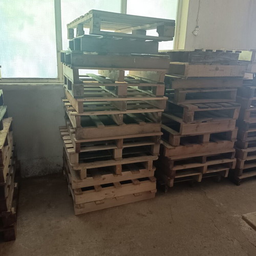 Wooden pallets in various sizes