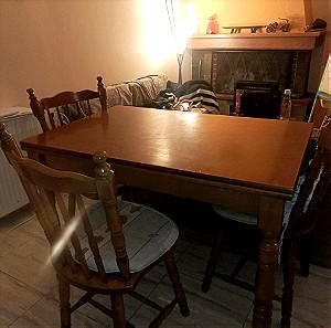 Τραπέζι και τρεις καρέκλες κουζίνας