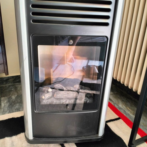 Coral Gas Manhattan Gas Heater like new with extra Praktiker heater
