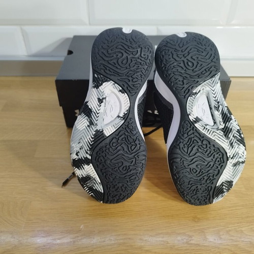 Under Armour basketball shoes kids size 32, black and white