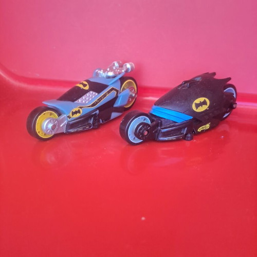 Hot Wheels Batman Thunder Cycles 2006 and Batman vehicle