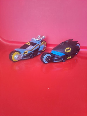 Hot Wheels Batman Thunder Cycles 2006 and Batman vehicle