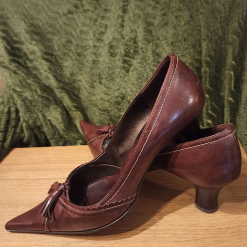Brown leather pumps size 37 like new with 5.5 cm heel