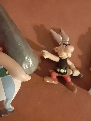 Comic figures like new, set of 4 with Asterix and Esmeralda