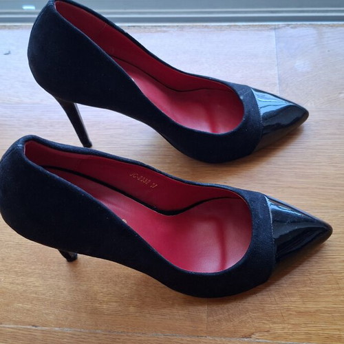 Ideal Shoes black suede and patent leather high heels size 37 like new