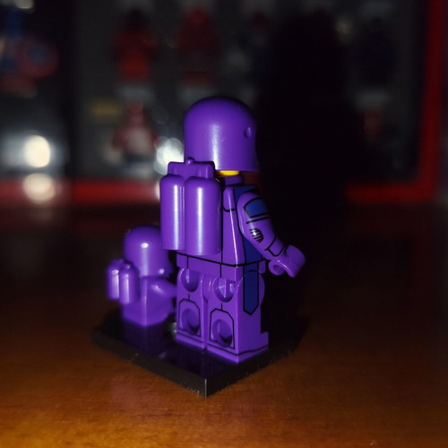 Purple Astronaut figure with baby and base, Lepin