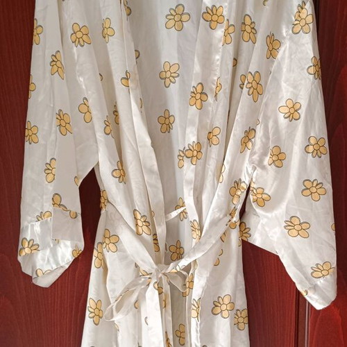 Satin robe white like new, size L