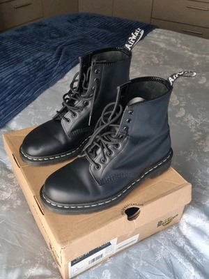 Dr Martens 1460 black boots like new, size 42