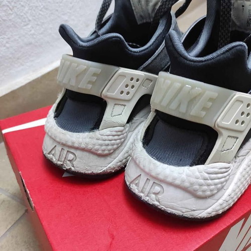 Nike Huarache athletic shoes used, size 42, black and white