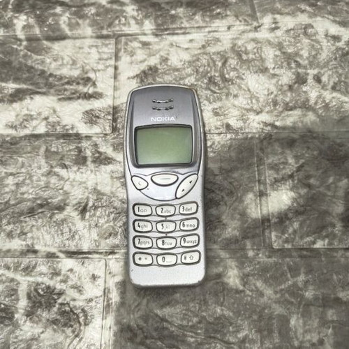 Nokia 3210 phone without battery, unknown functionality