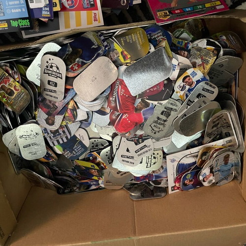 Football cards and caps used, over 2000 pieces