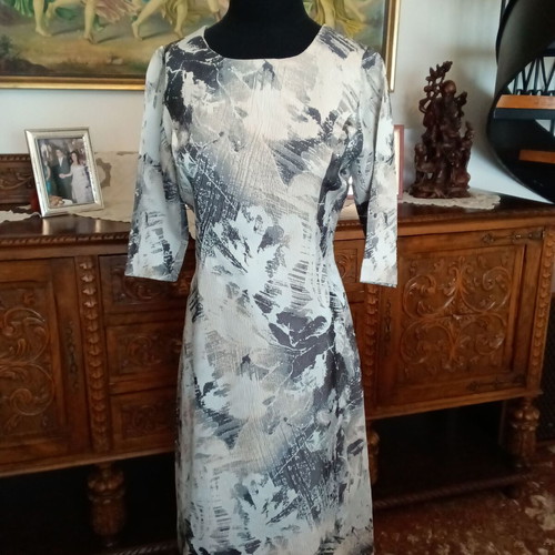 Women's printed dress like new in gray and beige
