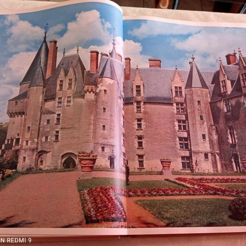 Les Châteaux de la Loire book like new, French, 1956 edition