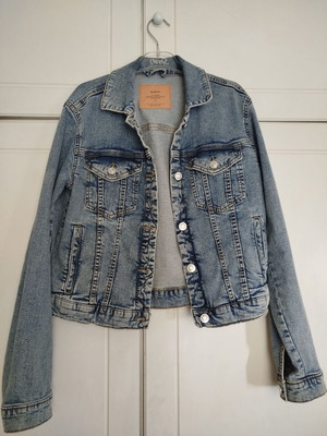Stradivarius women's denim jacket size S like new, blue