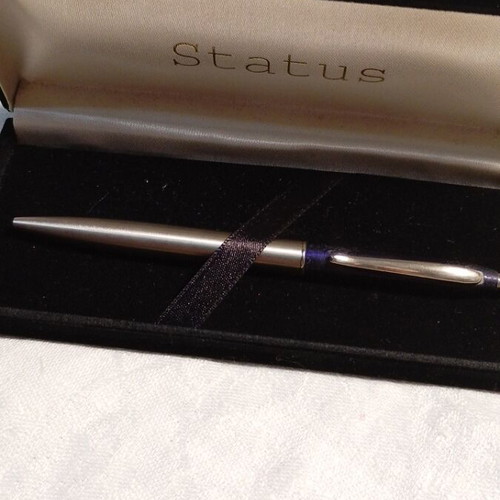 Vintage Status pen with silver and blue case like new