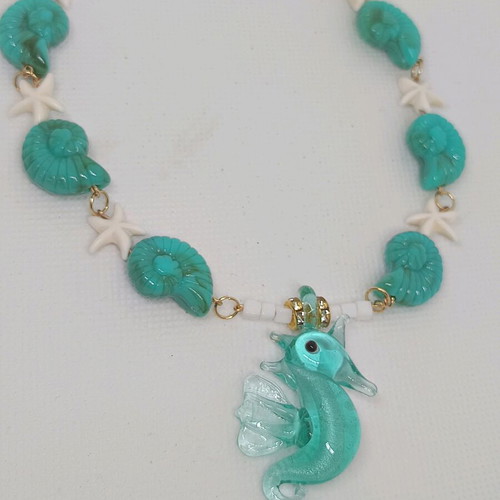 Murano seahorse choker like new, acrylic shells and stainless steel