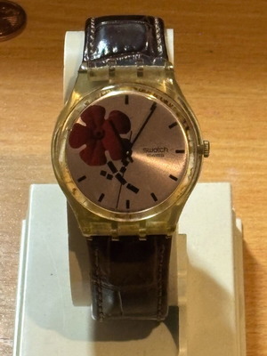 Swatch folkloral chic μεταχειρισμένο γυναικείο ρολόι με δερμάτινο λουράκι καφέ και κίτρινο