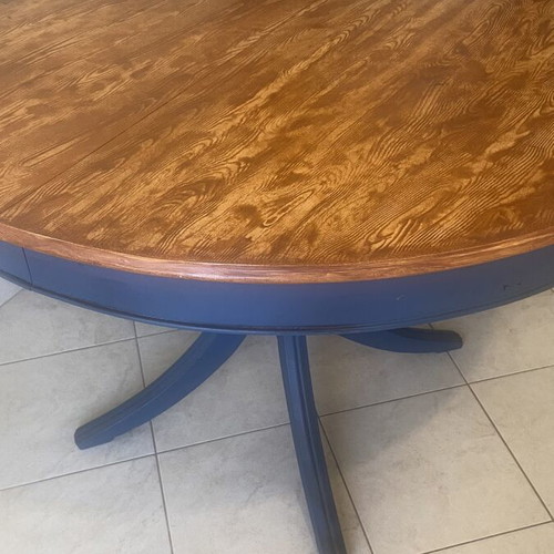 Round table rotunda from solid wood, vintage, like new