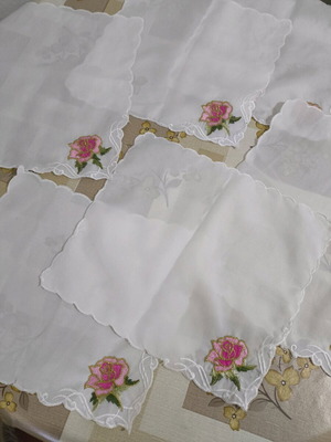 Set of 6 doilies with roses like new