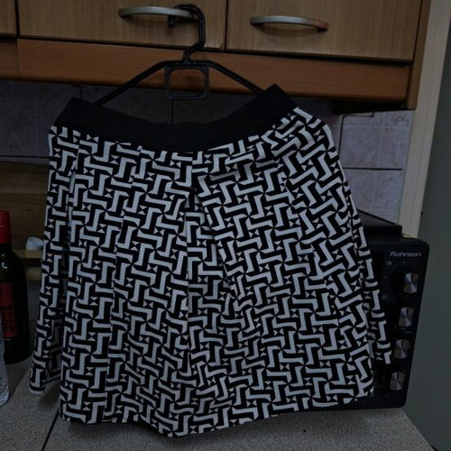 Black and white short skirt new, size S