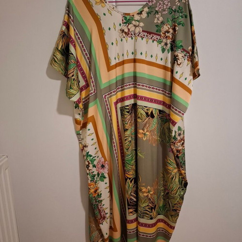 Colorful dress one size like new, green and yellow