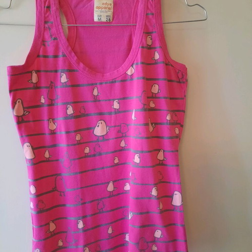 Xdye sleeveless top fuchsia medium like new with bird design