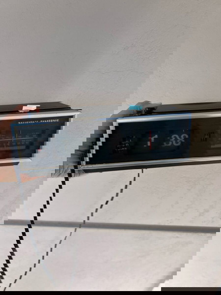 Vintage ραδιόφωνο National Panasonic, δεκαετίας 70, με το κλασικό ρολόι.