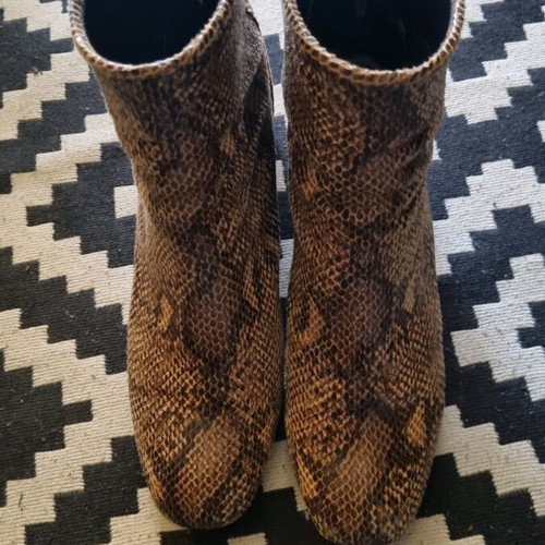 Women's boots used with square heel leather