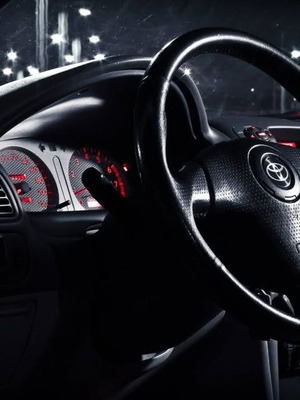 Toyota three-spoke leather steering wheel with airbag horn