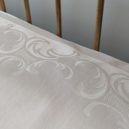 Damask tablecloth new with 6 gift napkins
