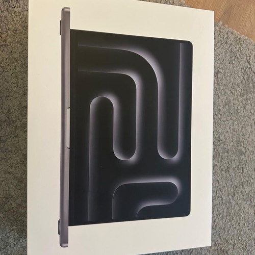Apple Mac Book Pro 14 inch like new, 8GB, with carrying case