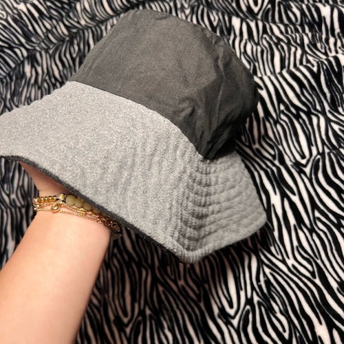 Reversible hat like new, round shape