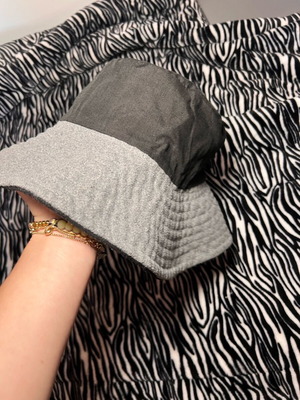 Reversible hat like new, round shape