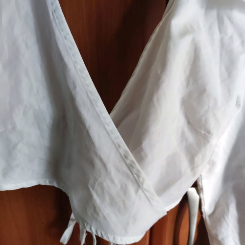 Short shirt with open back like new, white, size S