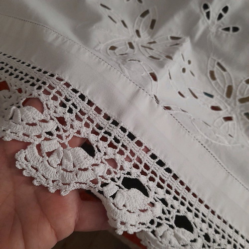 Arhontiko embroidered tablecloth like new with lace 1.60×1.60