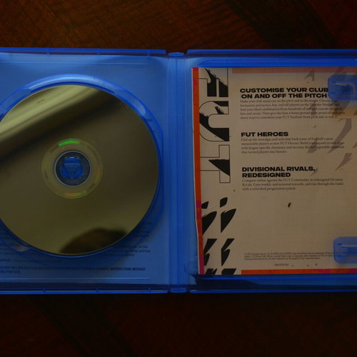 FIFA 22 PS4 used, case in poor condition