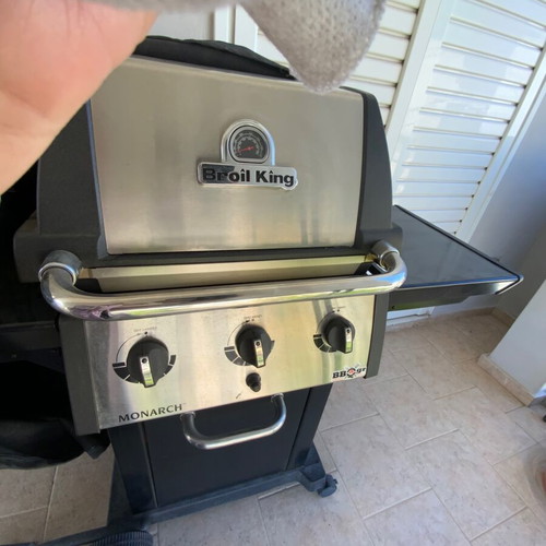 Broil King Monarch grill like new with cover