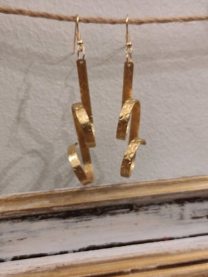 Dangling earrings new, gold tone