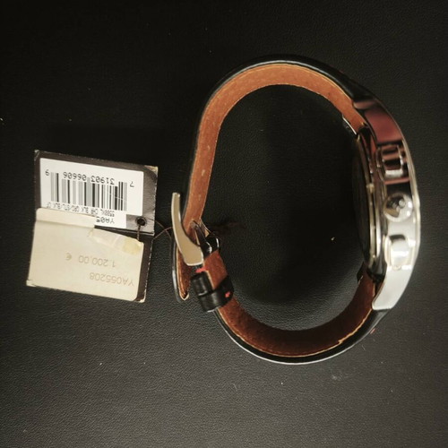 Gucci 5500 XL Chronograph YA055208 black dial with red accents, full set NOS